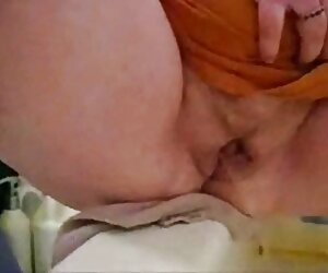 Gái ngồi trên một cái đu, em sex hay moi gái của cô là một độc