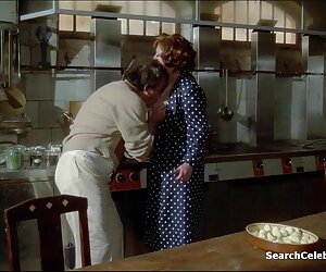 Cô hút thuốc, ngồi trên một cái ghế phim sex mới năm 2000