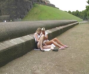Tóc vàng, gái xinh mới lớn cao gót,