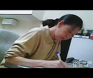 Một bệnh nhân già, rất cảm hứng trước khi phu liên lạc, sau đó bắt đầu phim sex phá trinh em gái mới lớn thủ dâm