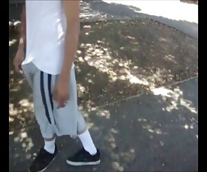 Các cô gái trẻ gái mới lớn tắm đã đồng ý dừng lại bởi đường và fuck off trên bánh xe.