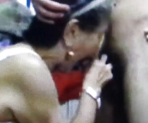 Cô gái sex top mới lia là một con gà trống