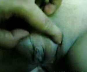 Xấu hổ cô gái cho thấy sexx mới cơ thể webcam