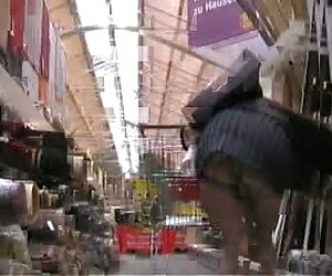 Của một người phụ nữ đi với một người đàn ông trẻ phim sech moi kết thúc với một nụ hôn, trong cỏ