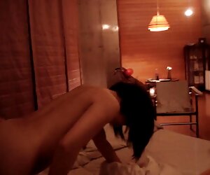Một anh chàng sex moi hút một cô gái trẻ cùng một lúc