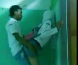 Phụ nữ da đen không ngạc nhiên bởi tóc phim set moi vàng.