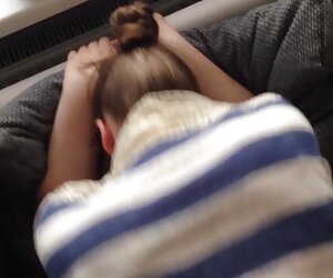 Một trẻ tin tưởng đẩy của dương vật của sexteenmoi hắn, đầu trước ống kính
